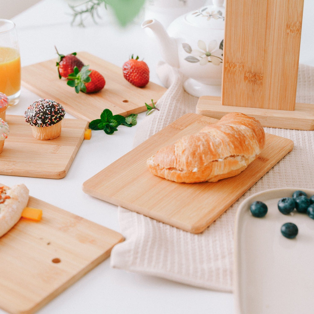 Vortaz Bamboo Chopping Board Set with Display Stand 4 Piece