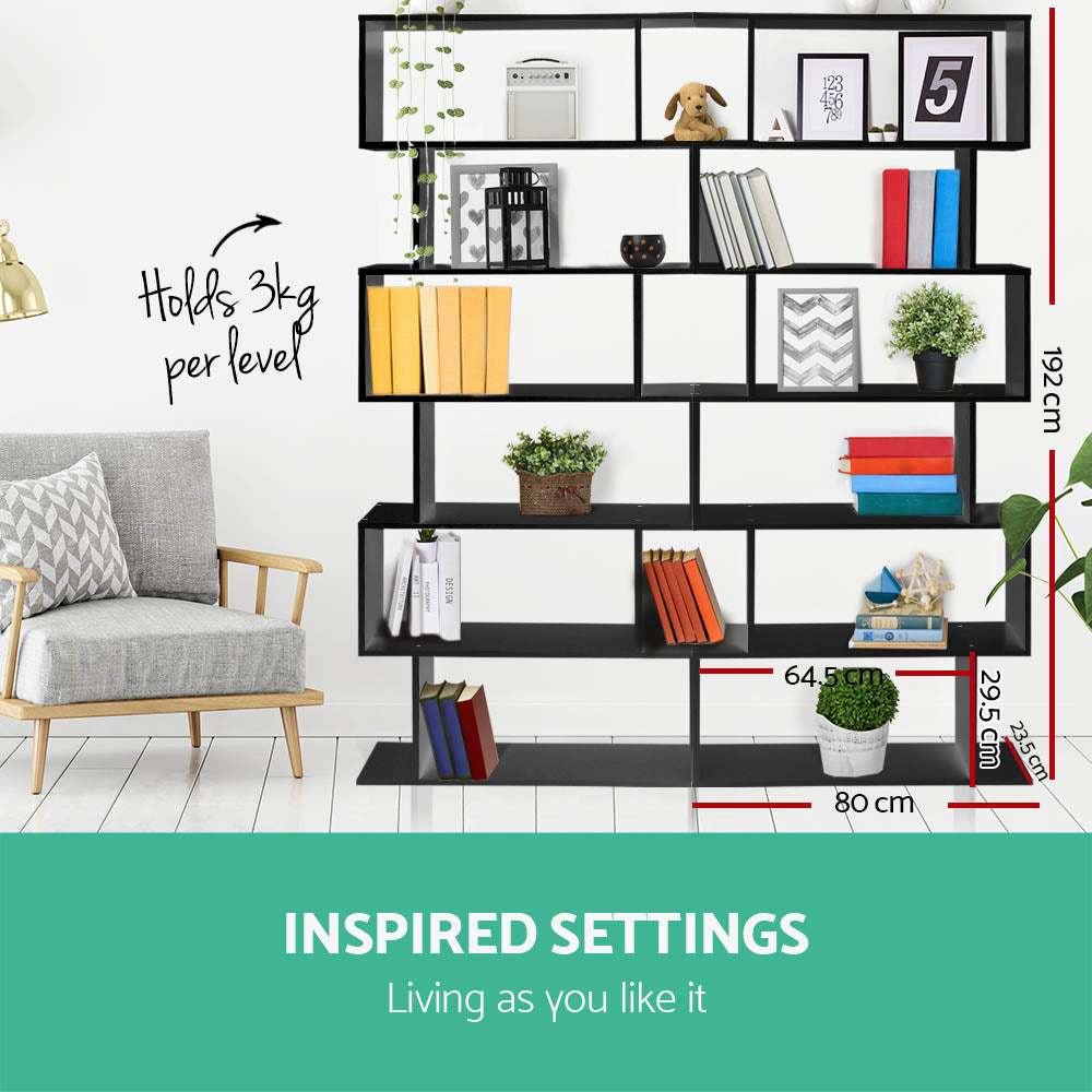 Black S-shaped bookcase in living room with dimensions overlay: 192cm tall, 80cm wide, holds 3kg per shelf